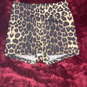 Beautiful printed booty shorts! ( butt lifter😏)